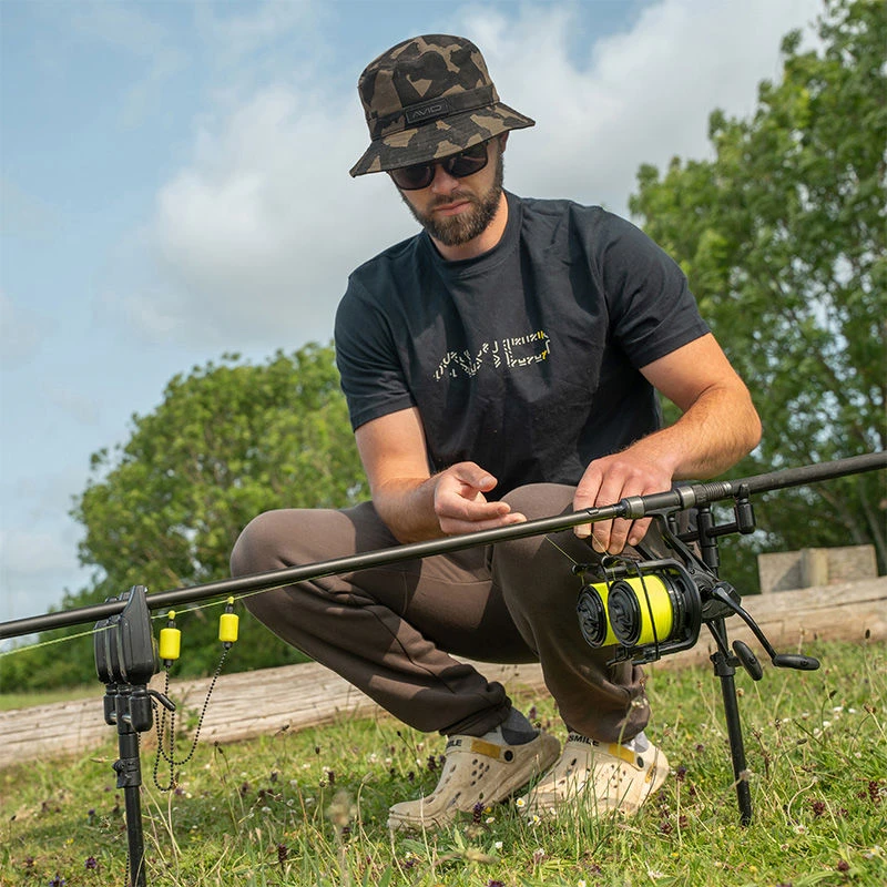 Avid Carp Compound T-Shirts Black